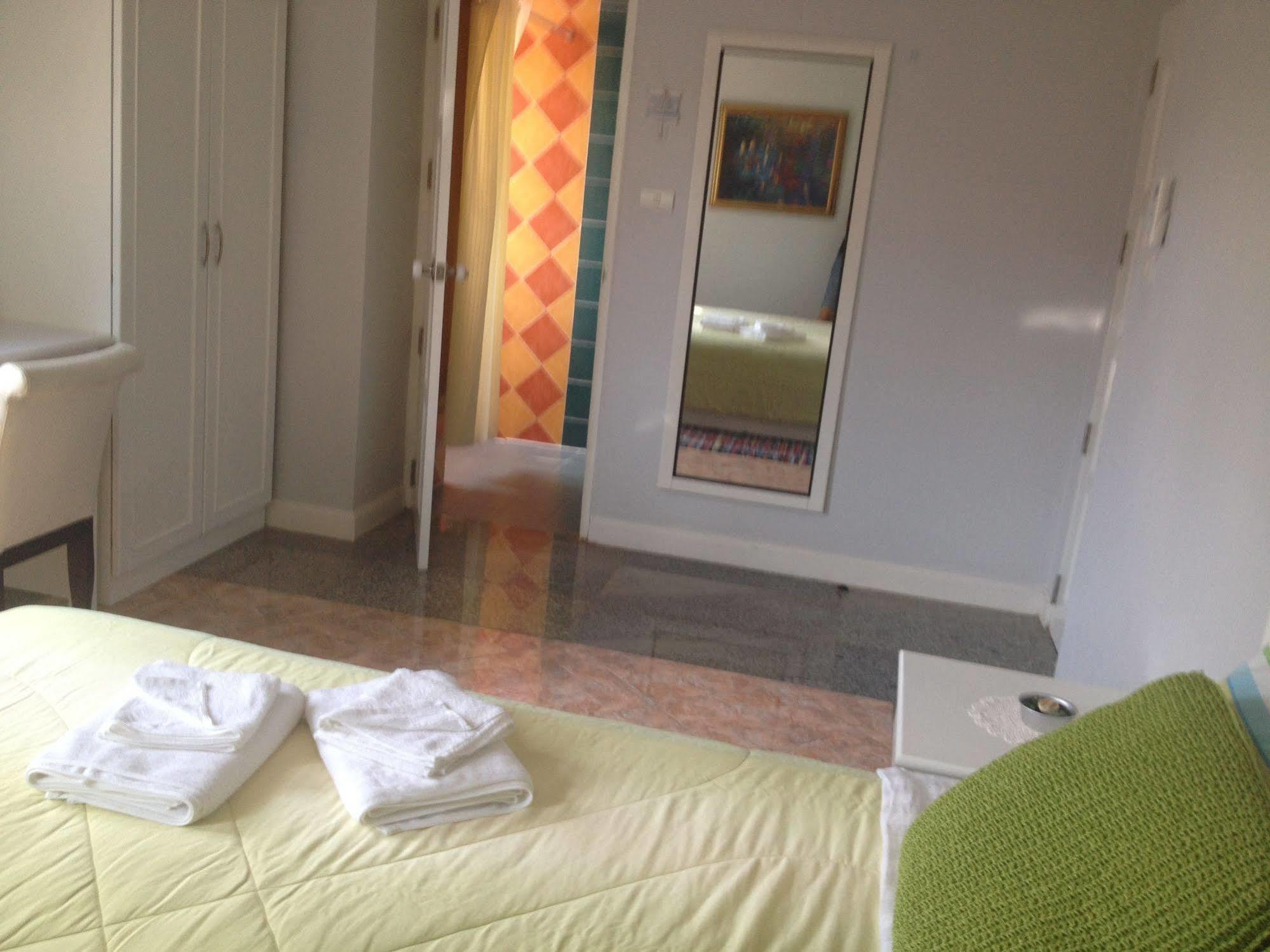Yiasu Bed And Breakfast Pattaya Bagian luar foto